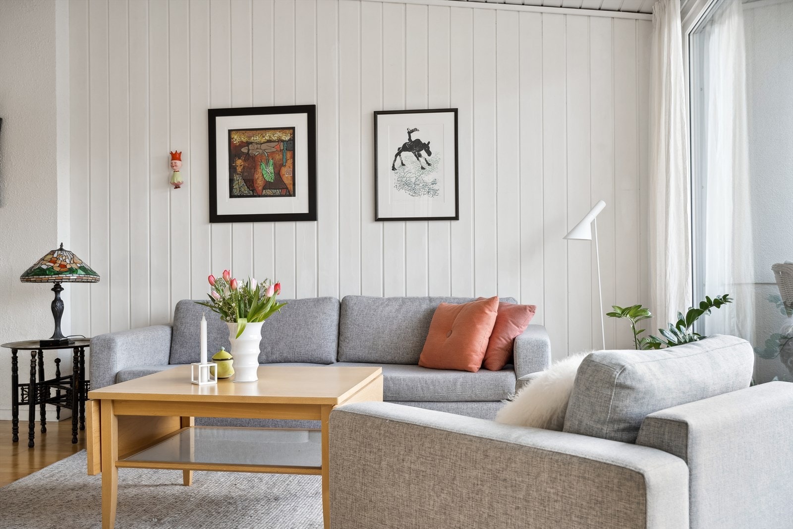 Stuens utforming og størrelse gir god møbleringsfrihet, og består av parkett på gulvet. Galleribilde