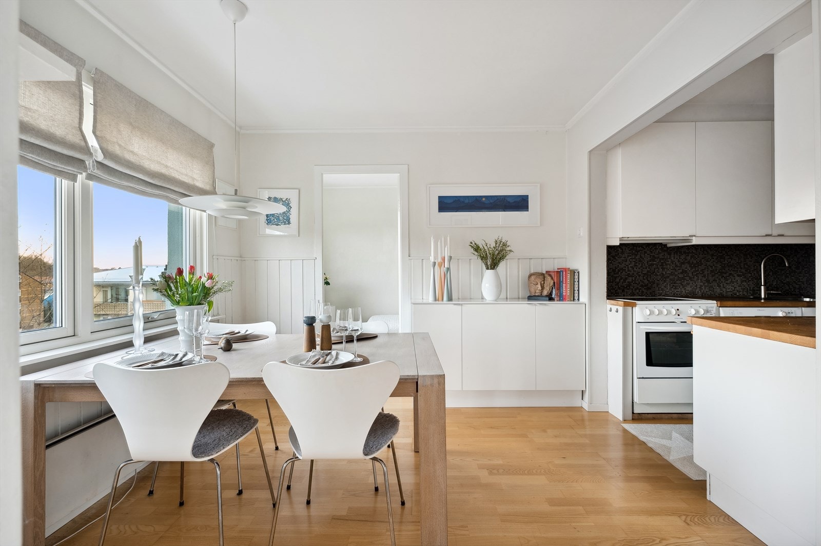 Kjøkkenet har plass til et generøst spisebord, hvor man kan samles til hyggelige måltider. Galleribilde