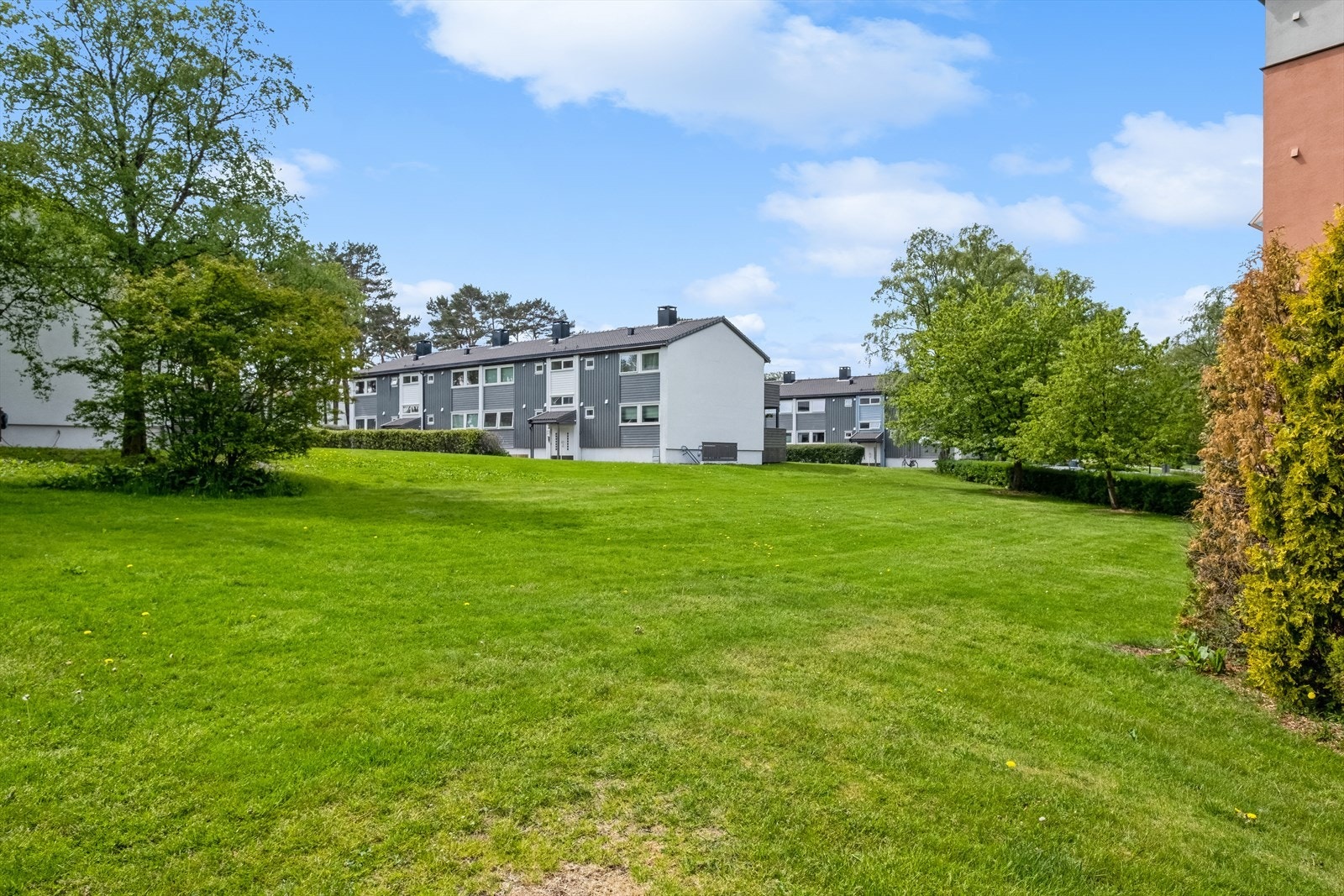 Borettslaget er opparbeidet med store grøntarealer og trivelige uteplasser. Galleribilde