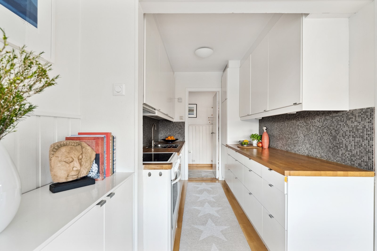 Kjøkkenet har tidløs og klassisk IKEA innredning med slette fronter og benkeplate i heltre. Galleribilde