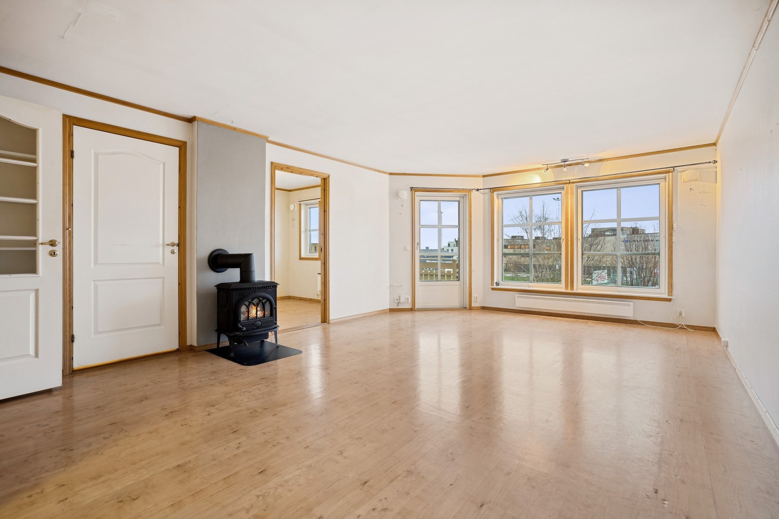 Romslig stue med flere møbleringsalternativer. Leiligheten ligger på enden i 2. etasje, som er byggets øverste etasje. Galleribilde