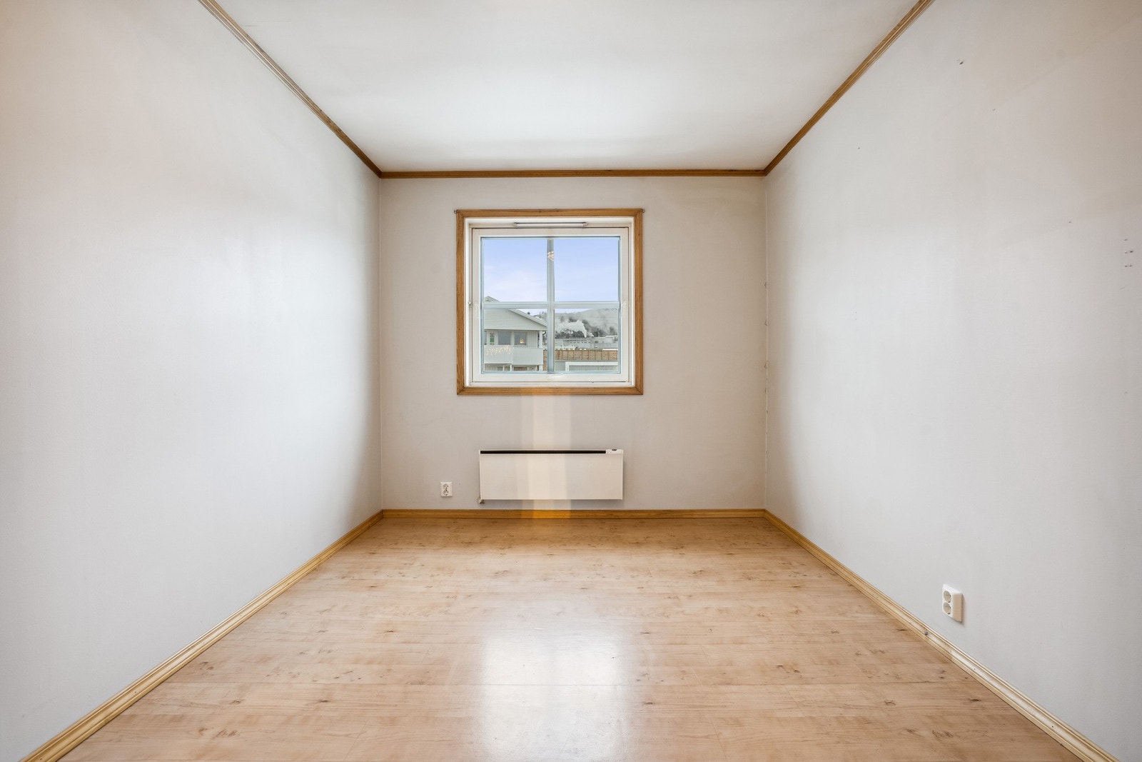 Soverom 1 er på ca. 11 kvm og har god plass til dobbeltseng og garderobeløsning. Galleribilde