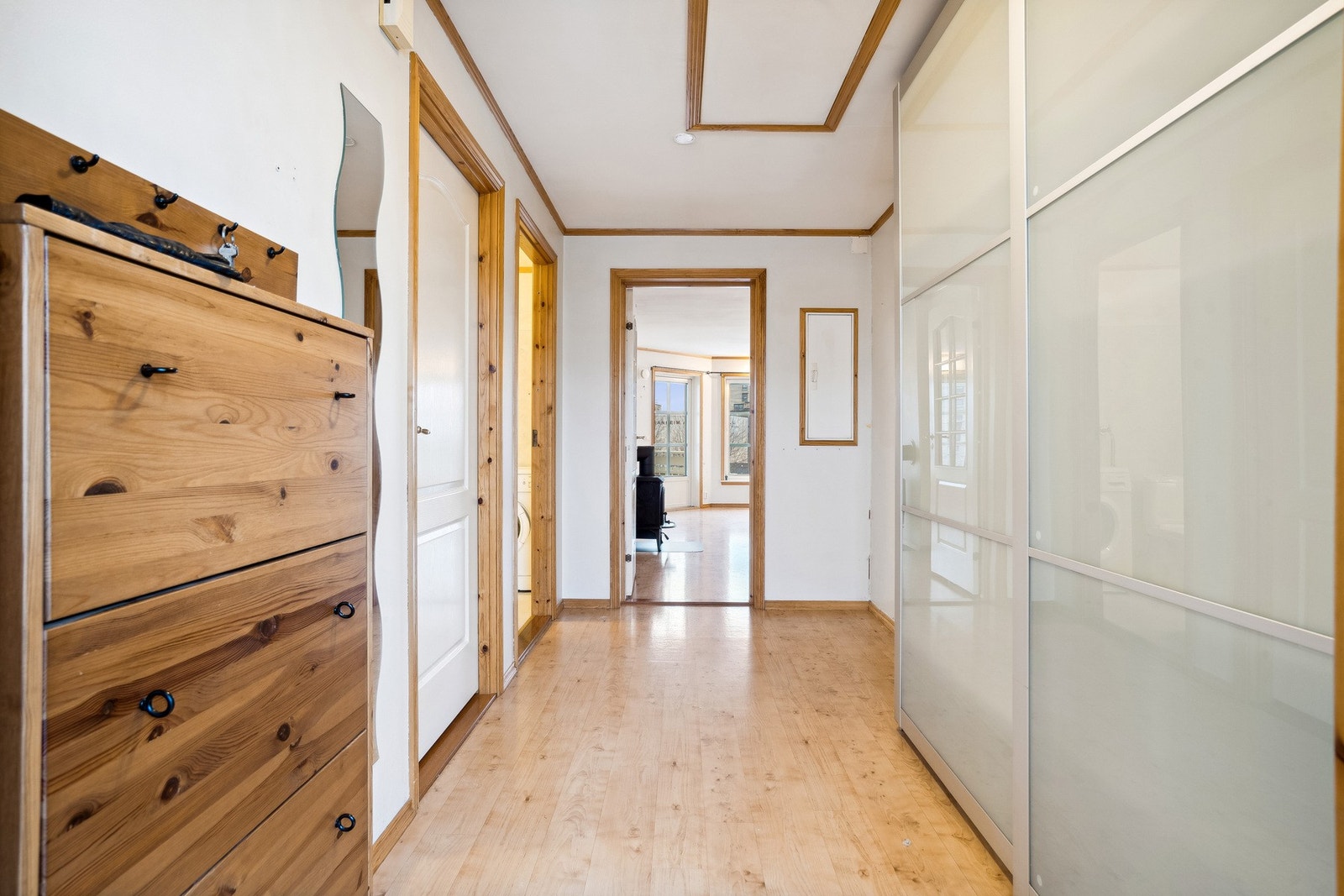 Innbydende entré på ca. 8 kvm med praktisk skyvedørsgarderobe. Galleribilde