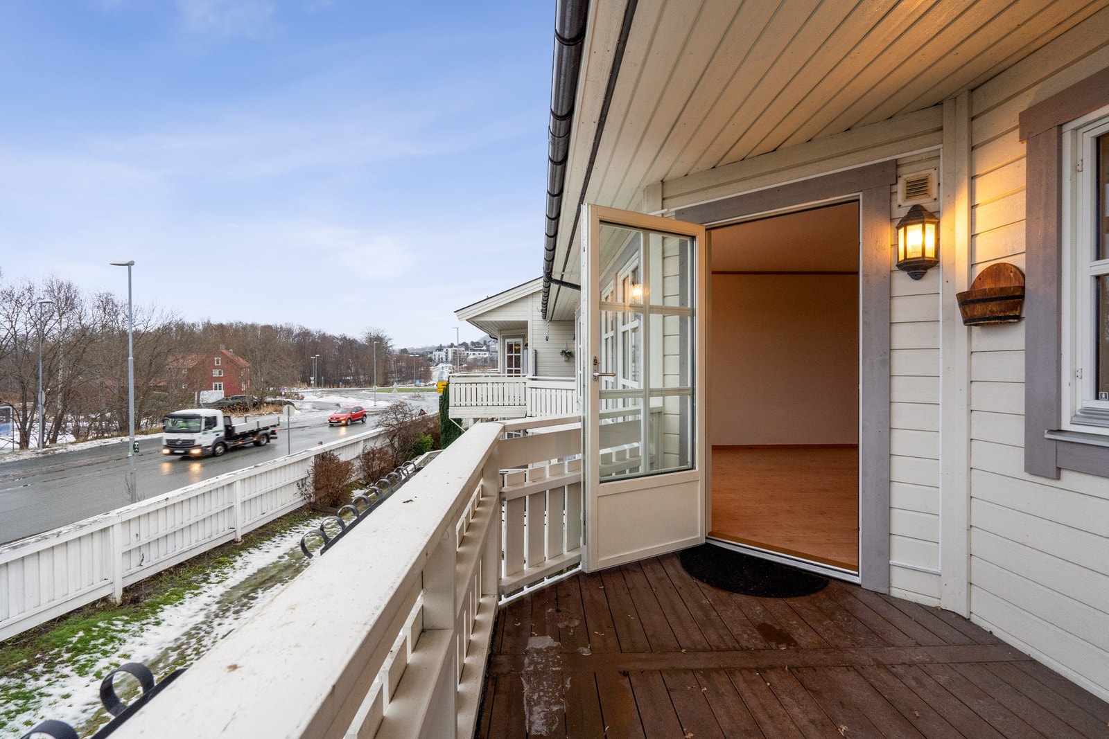 Balkongen er på i overkant av 7 kvm og på sommerstid nyter man solen på ettermiddag- og kveldstid her. På uteplass ved inngangspartiet har man den fra morgen til ettermiddag. Galleribilde