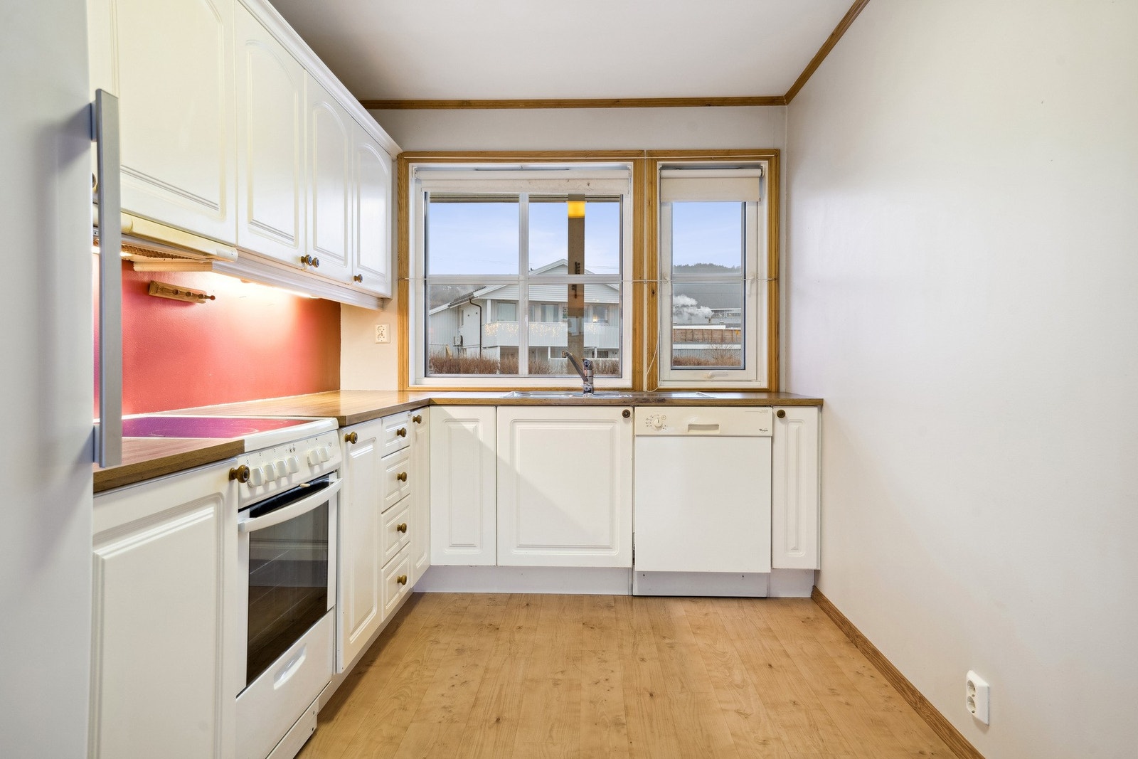 Romslig kjøkkenområde på ca. 9 kvm. Hvitevarer følger handelen. Galleribilde