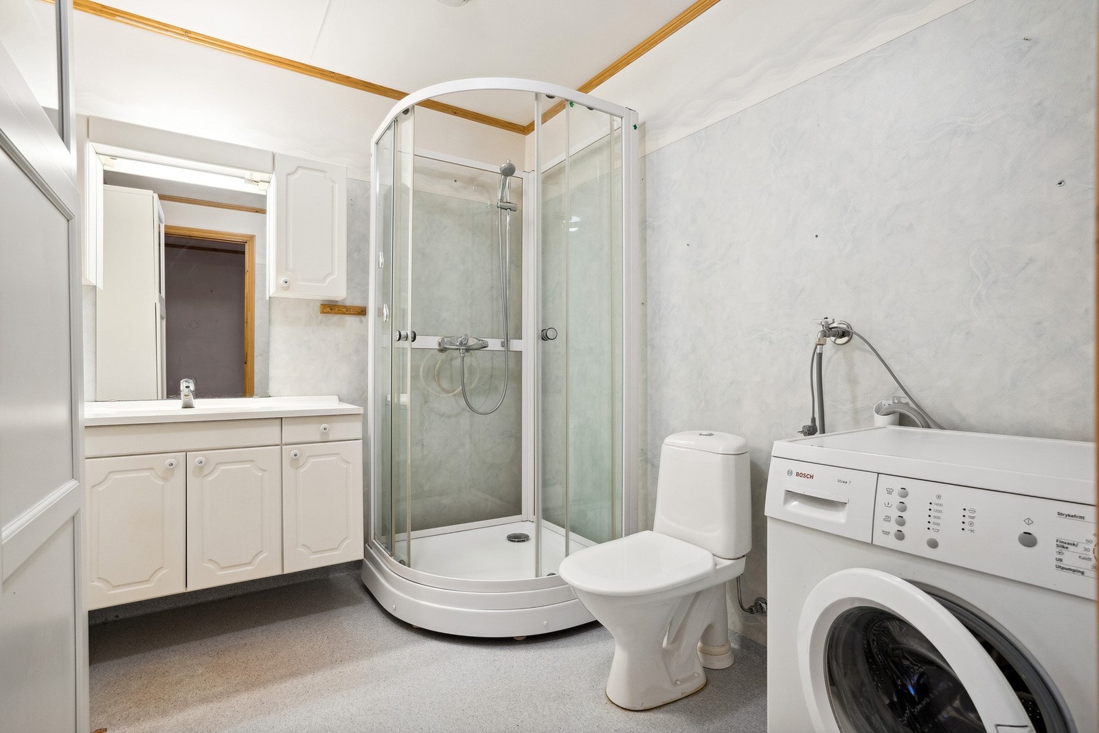 Badet er på i overkant av 6 kvm og har varmekabler i gulv. Galleribilde