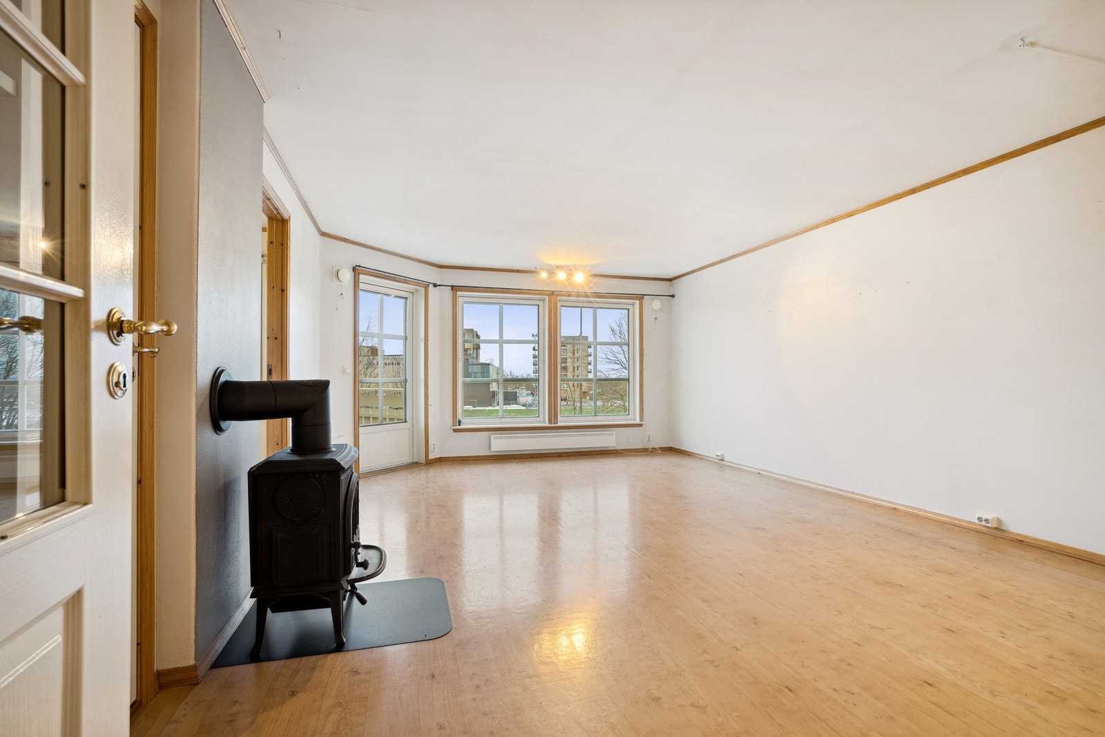 Stuen har store vindusflater som gir rikelig med naturlig lysinnslipp. Galleribilde