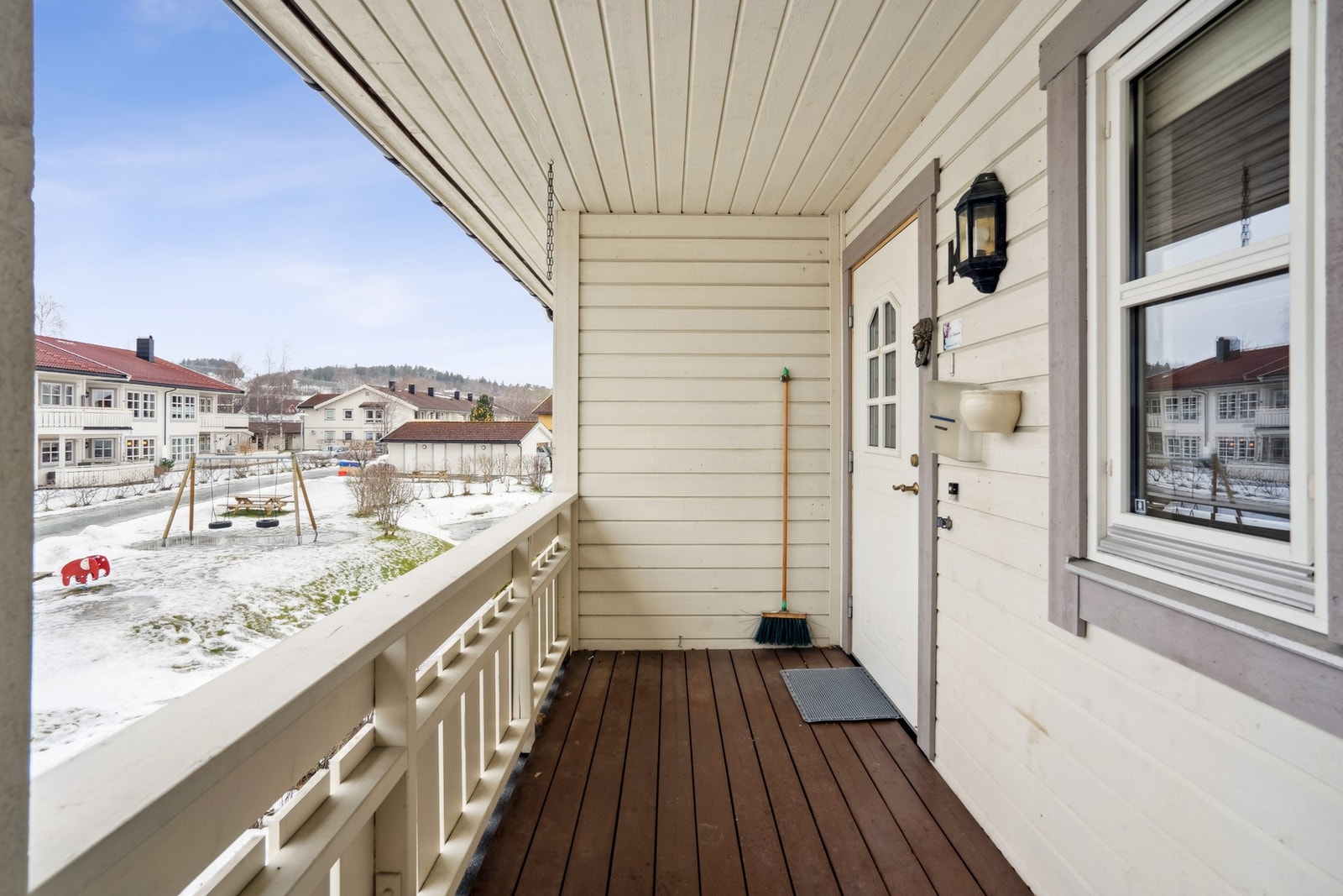 Inngangsparti. Her nyter man solen fra tidlig morgen til sen ettermiddag på sommerstid. Galleribilde