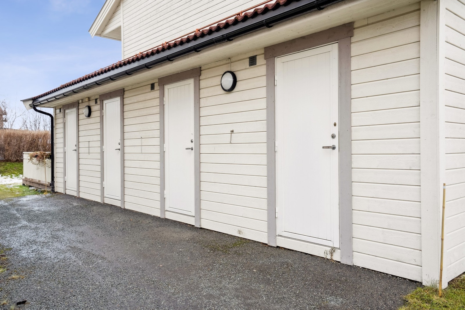 Leiligheten disponerer en privat bod. Alle leiligheter har i tillegg rett på fast p-plass ved behov, og her er det også lagt opp infrastruktur for elbillader. Galleribilde