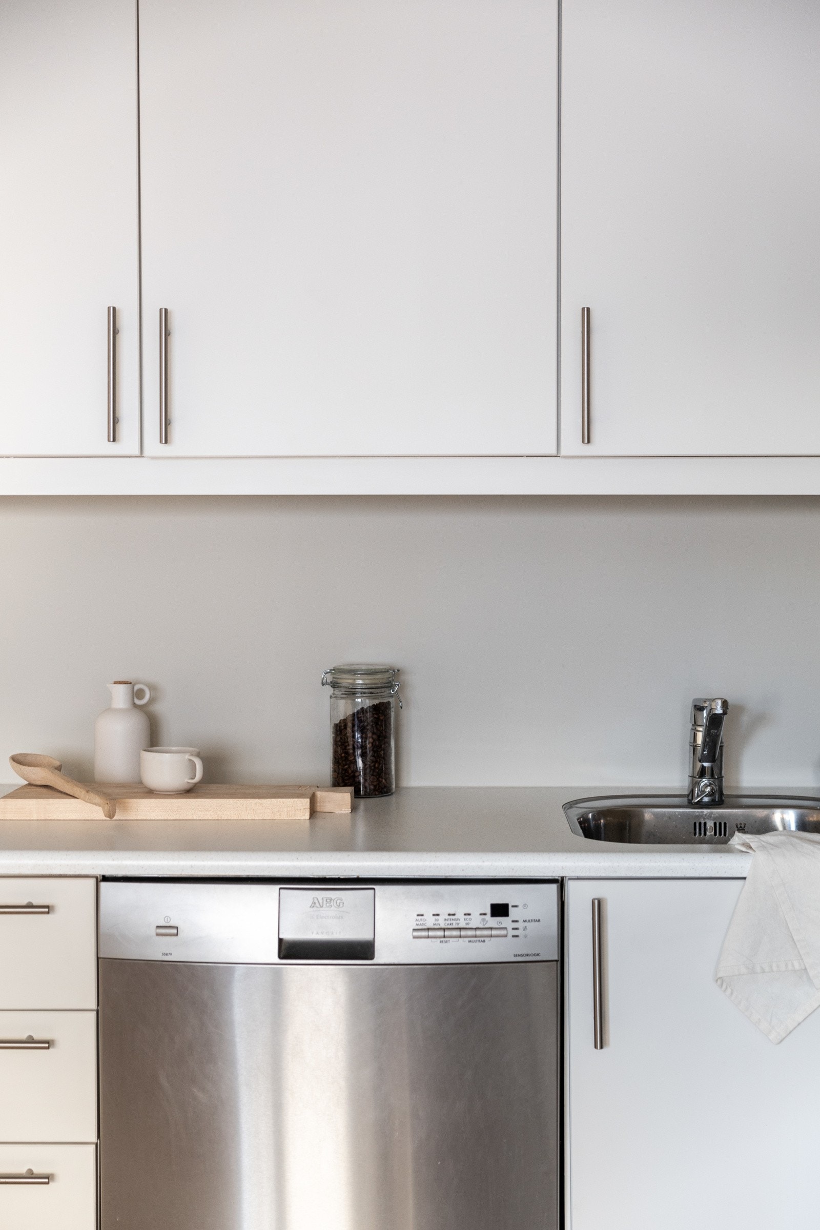 Malt flate mellom kjøkkenbenk og overskap samt benkeskapsbelysning og stikkontakter under overskap. Galleribilde