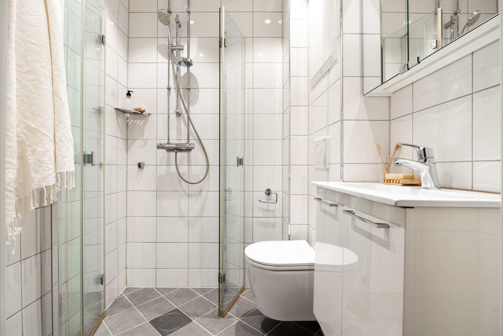 Helfliset baderom oppgradert i 2017 med gulvvarme. Galleribilde