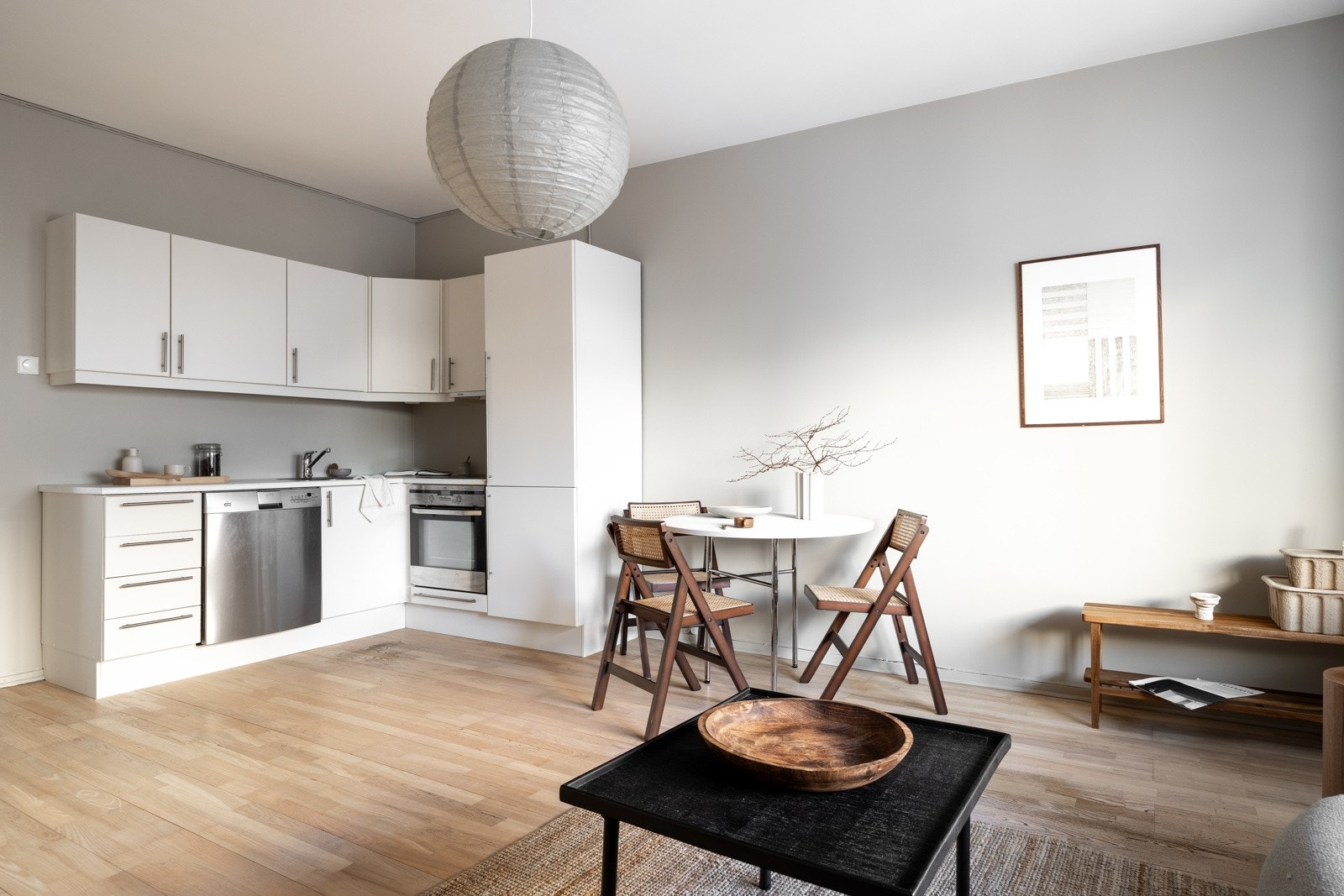 Leiligheten har en praktisk planløsning med åpen kjøkkenløsning vendt mot stue. Galleribilde