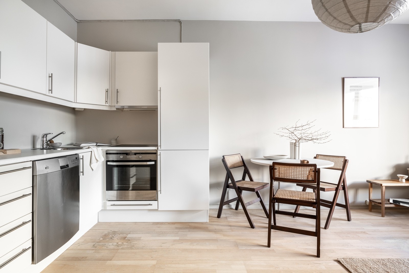 Montert ventilator i overskap og lekkasjestopper. Galleribilde