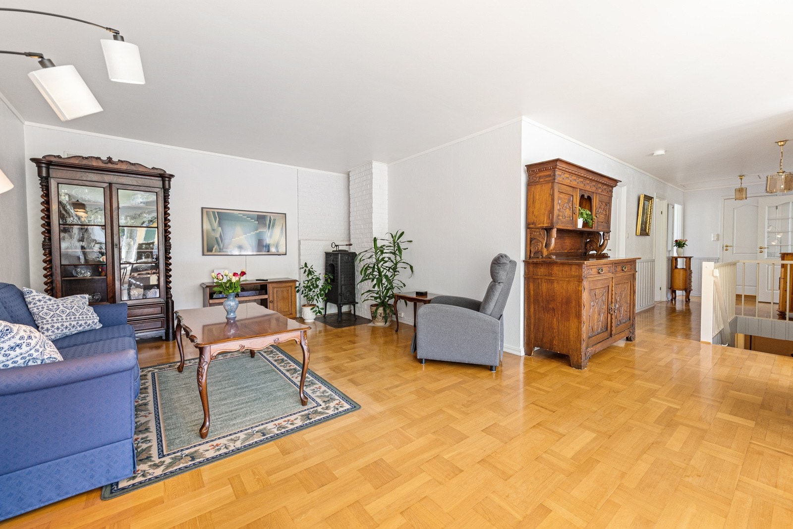 Det er god plass til en sofagruppe på den ene enden, og et større spisebord i kontakt med kjøkkenet. Galleribilde