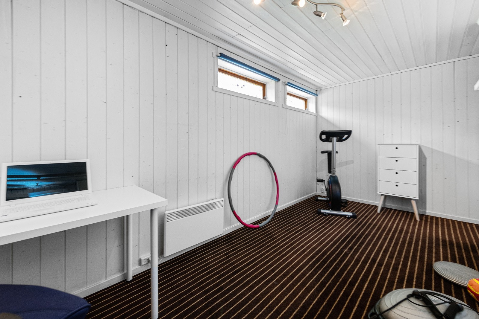 Et av rommene i kjelleren er innredet som trimrom. Galleribilde