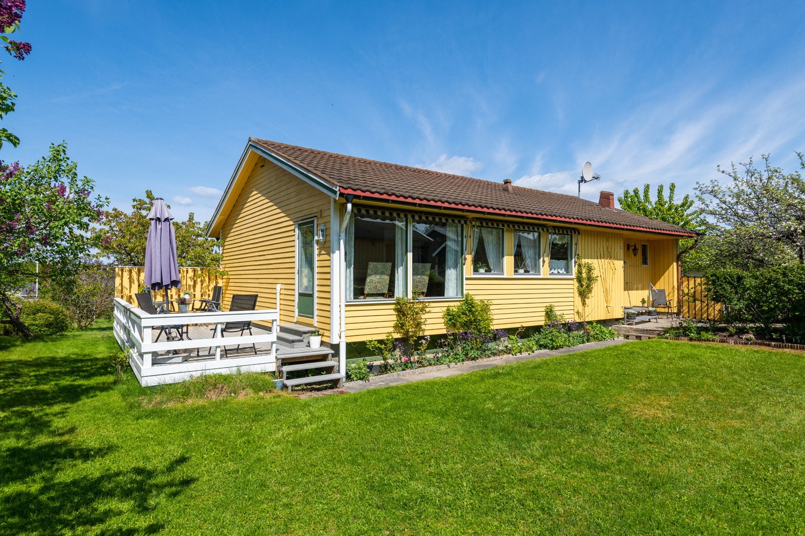 Sommerbilde fra terrasse- og hagedel Galleribilde