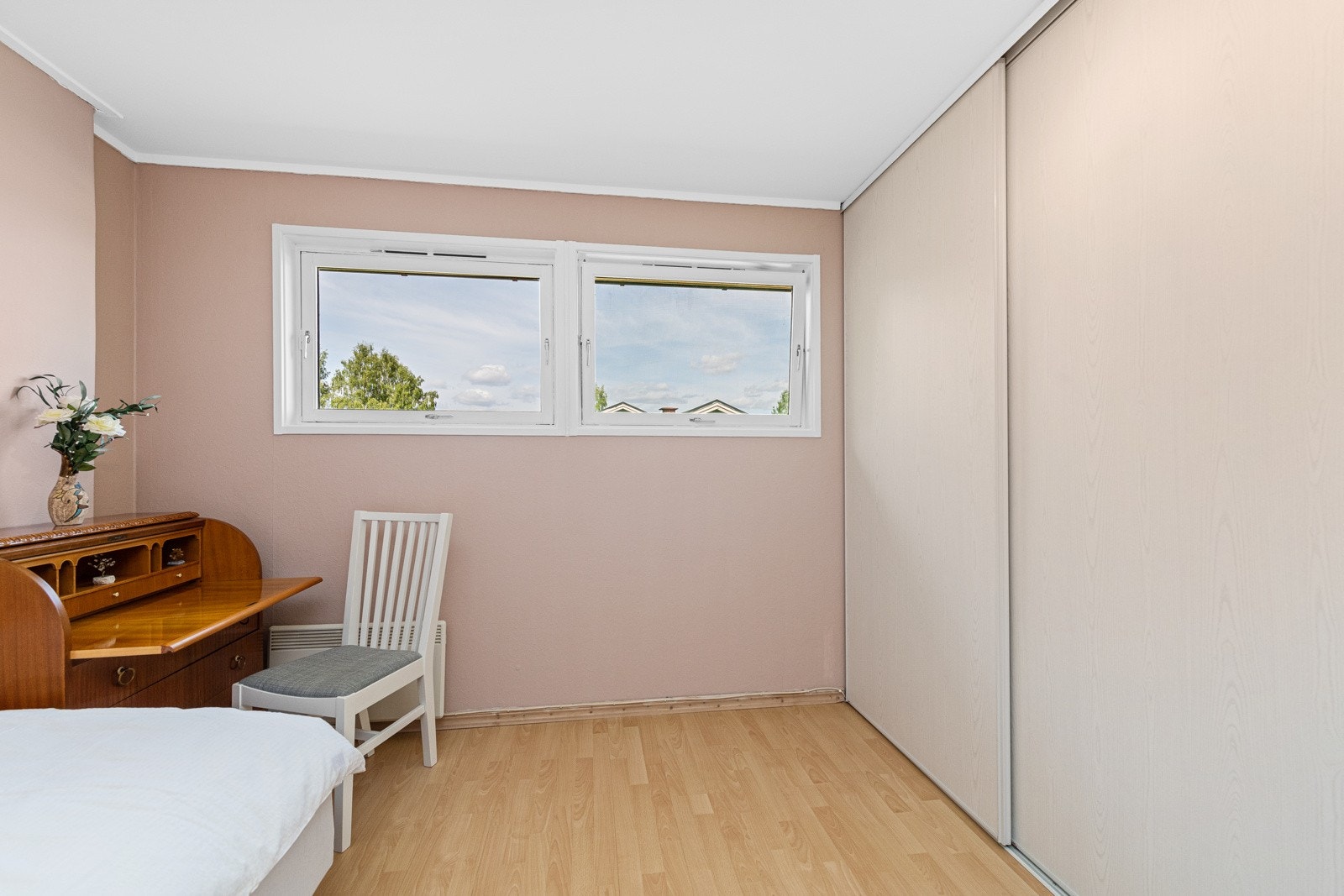 De er i tillegg utstyrt med gode lysfohold og stor skyvedørsgarderobe. Galleribilde
