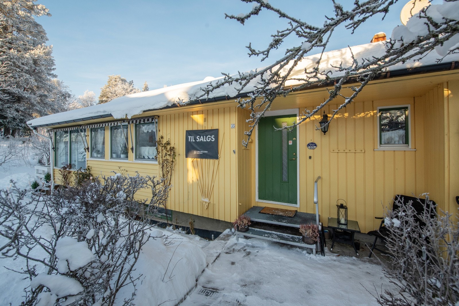 Boligen har et fint inngangsparti med gode solforhold og plass til å innrede med utemøbler. Galleribilde