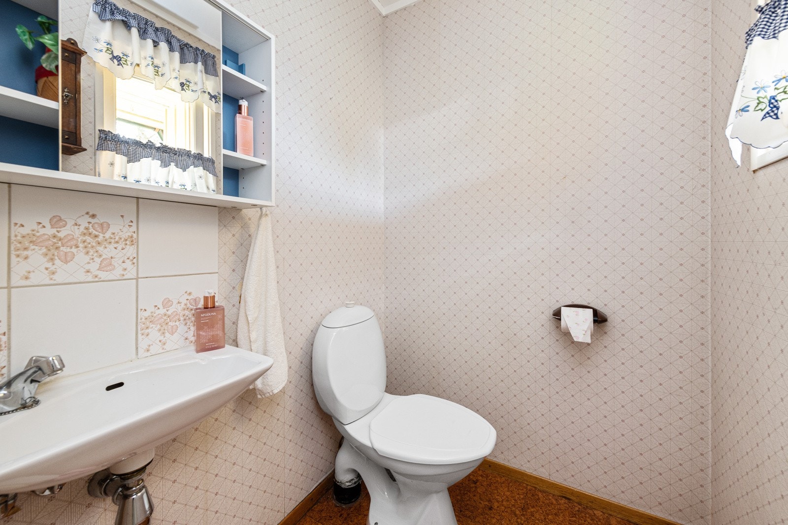 Toalettrommet ligger ved siden av badet, og er blant annet innredet med servant, gulvstående toalett og et lite vindu. Galleribilde