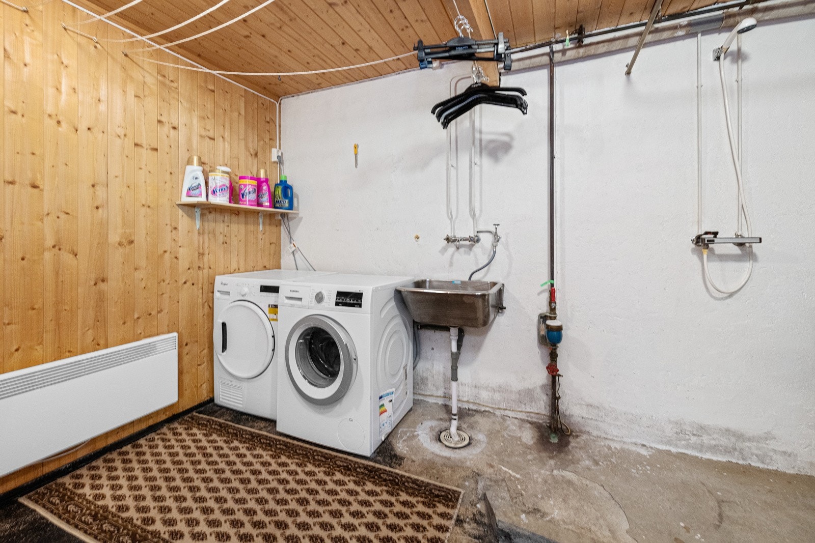 Vaskerommet ligger i kjelleretasjen og er blant annet utstyrt med utslagsvask, opplegg for vaskemaskin/ tørketrommel og veggmontert hånddusj. Galleribilde