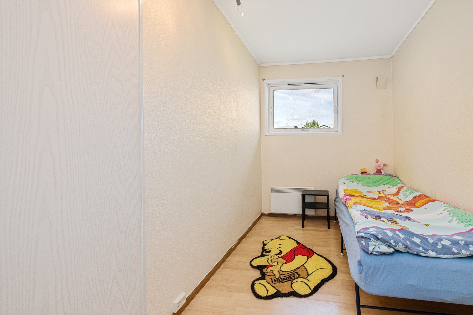 Det siste soverommet fungerer ypperlig som barnerom, gjesterom og hjemmekontor. Dette rommet har en mindre skyvedørsgarderobe. Galleribilde