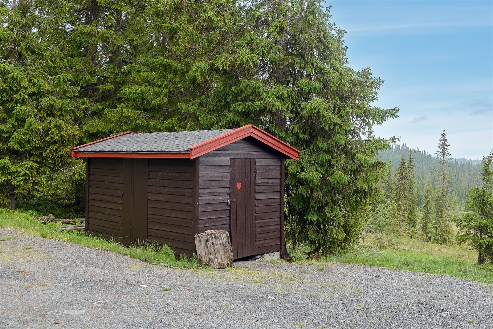 Frittstående uthus med utedo og gode lagringsmuligheter Galleribilde