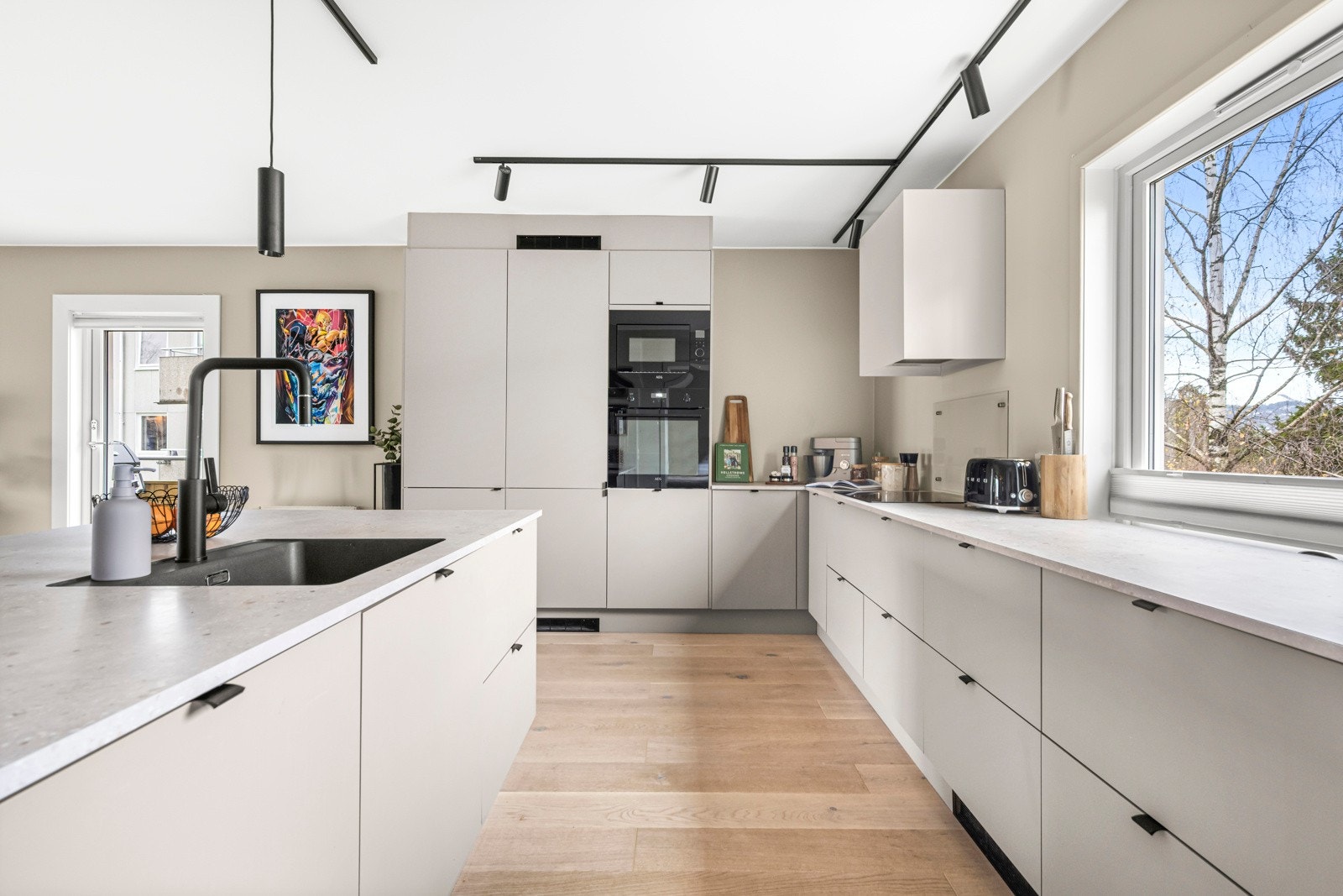 Kjøkkenet har bla. beige fronter og nedfelt oppvaskkum med blandebatteri fra Tapwell, samt spesialbestilt ventilator fra Røroshetta i samme farge som vegg Galleribilde