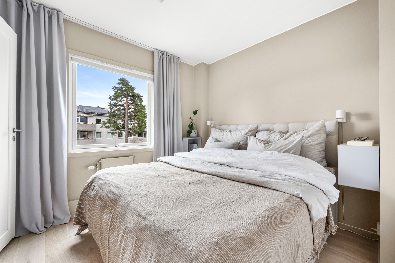 Hovedsoverommet er av god størrelse med plass til dobbeltseng (180 cm) og nattbord på hver side Galleribilde