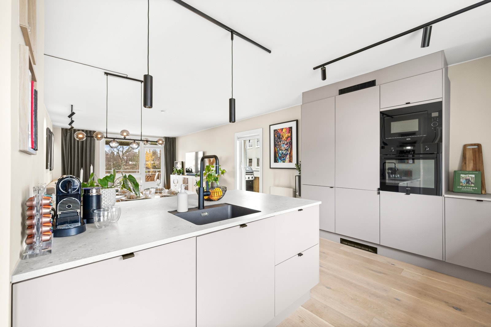 Videre er kjøkkenet utstyrt med integrerte hvitevarer, herav platetopp, pyrolyseovn og mikrobølgeovn fra AEG, oppvaskmaskin og kjøleskap med frysedel. Komfyrvakt og lekkasjestopper er montert Galleribilde