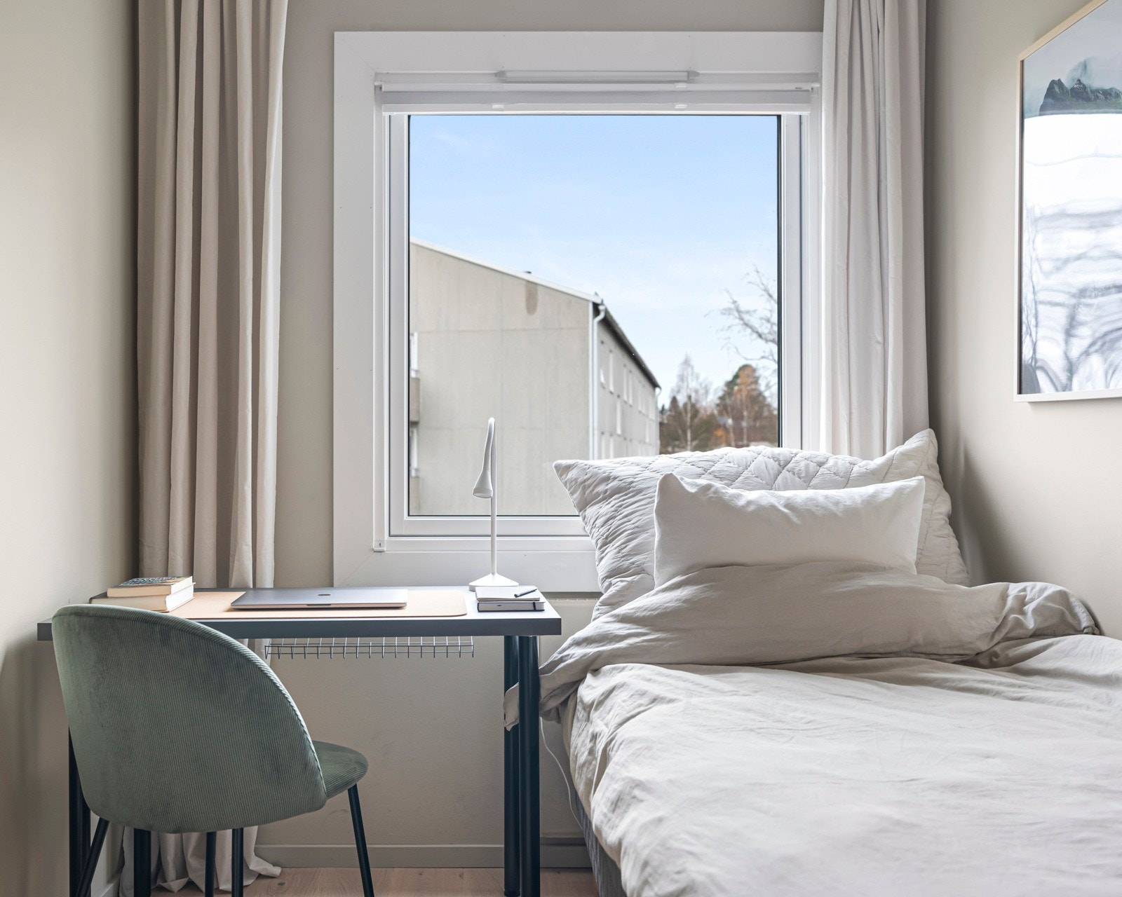 Dette rommet er idag innredet med 90 cm seng. Begge disse rommene har plass til 2 meter seng i bredden om ønskelig (se planskisse) Galleribilde