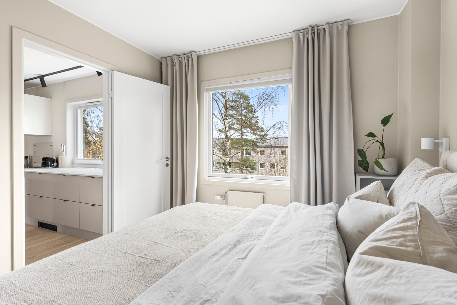 Boligen inneholder tre fine soverom Galleribilde