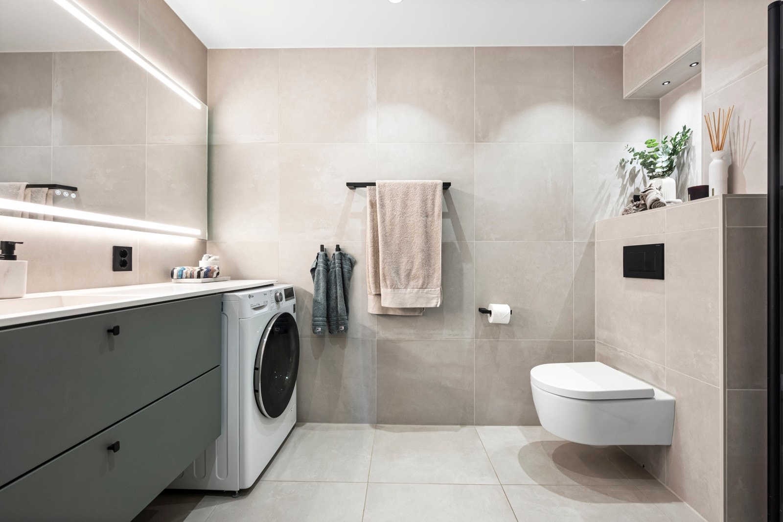 Videre inneholder boligen et stilrent bad som ble totaloppusset og utvidet i 2021. DeLilla sto som totalentreprenør for bygging av nytt baderom. Det er lekre fliser fra Norfloor med varmekabler i gulv, samt downlights i himling Galleribilde