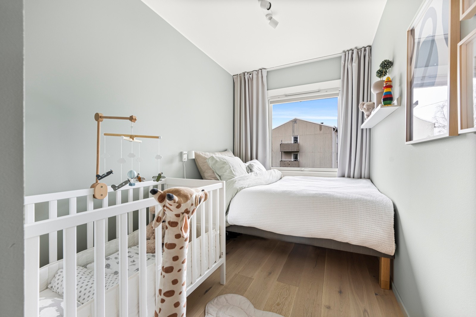 Alle rommene er malt i behagelige farger og har enstavs parkett fra 2021 Galleribilde