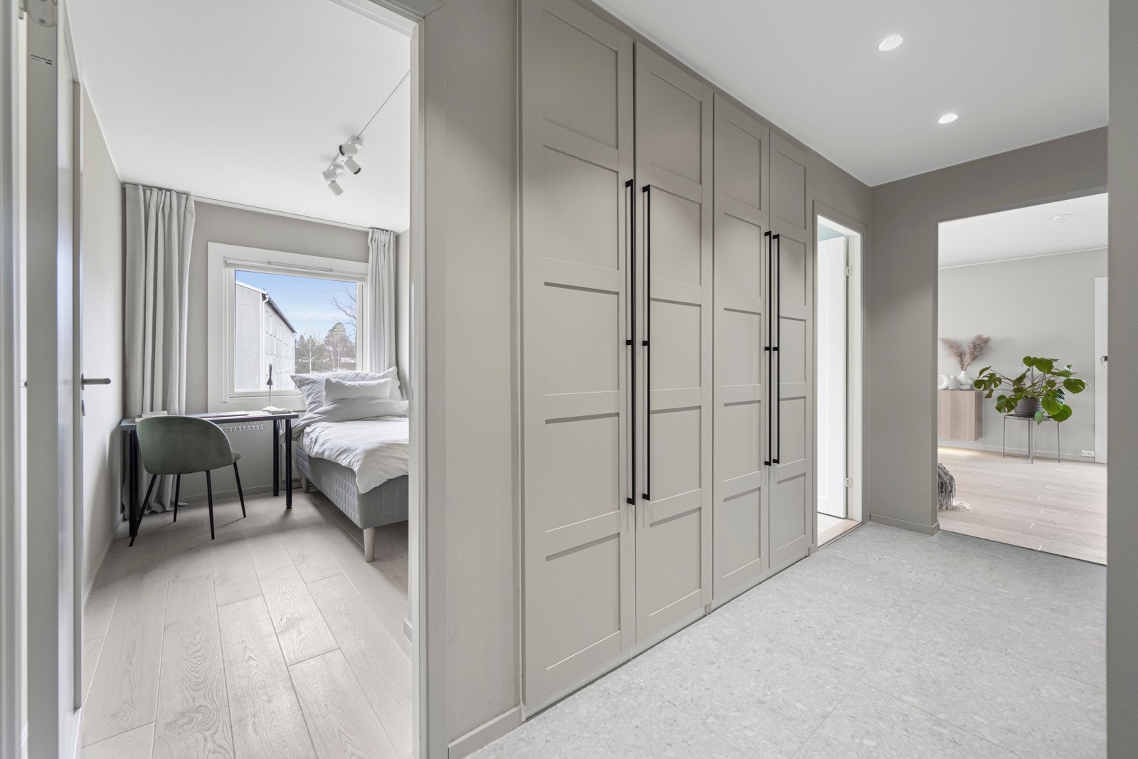 Entréen gir et flott førsteinntrykk av boligen. Allerede her får du inntrykk av at ingenting har vært opp til tilfeldighetene ifbm totaloppussingen av leiligheten Galleribilde