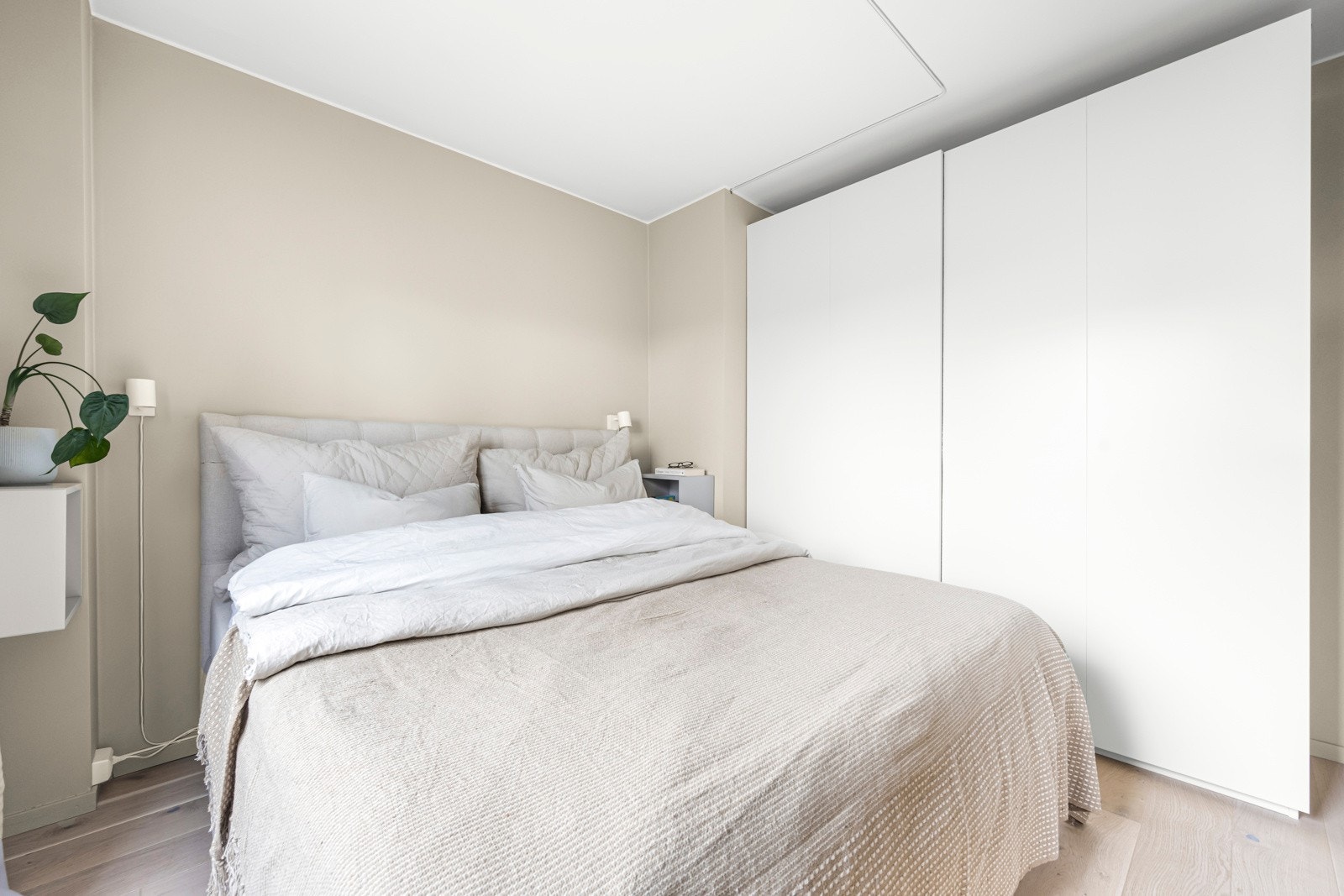 Her er det også innredet med 2 meter garderobeskap med full dybde (60 cm) fra Pax Galleribilde