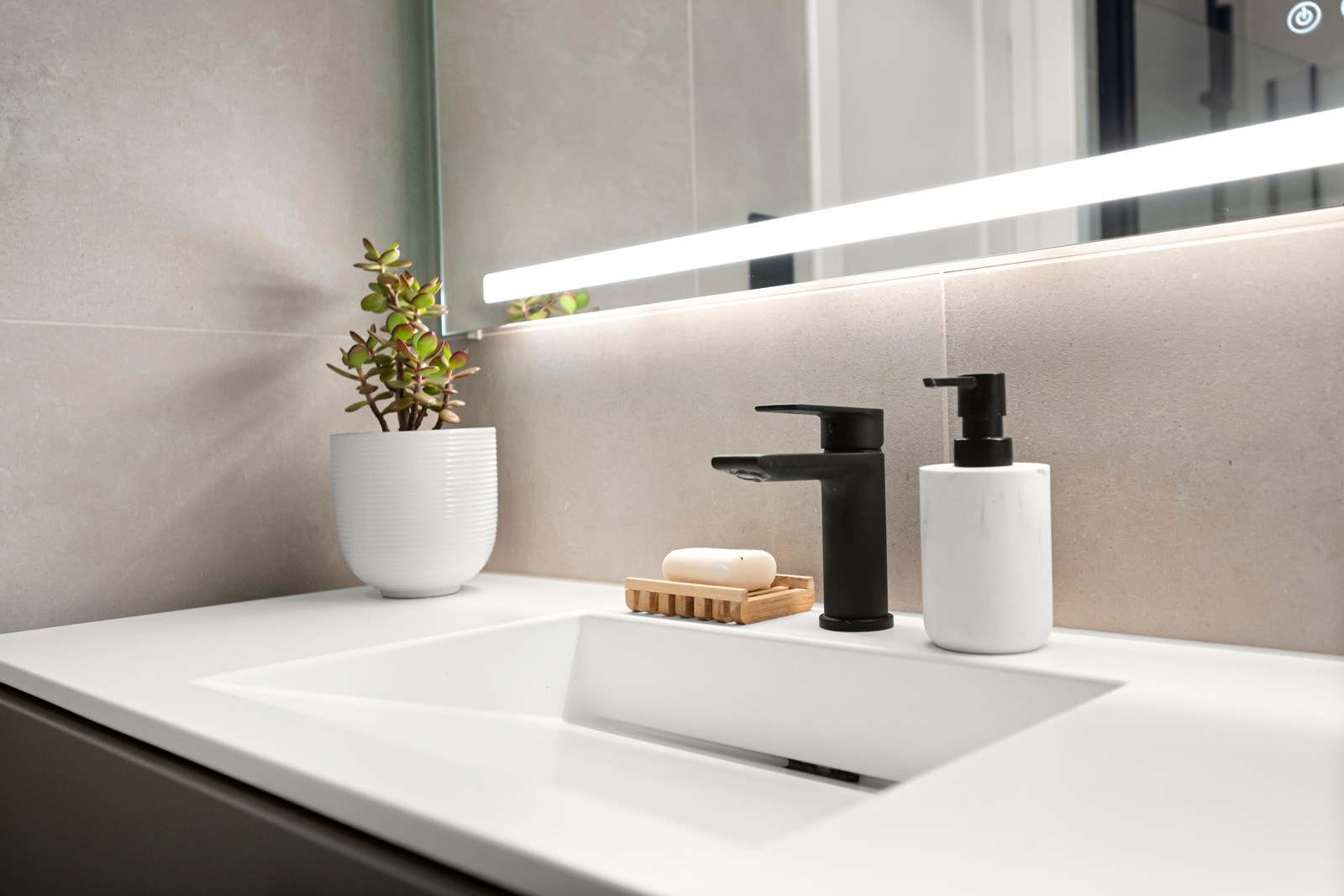 Badet har ekstra kontakter under benkeplate bak skuffer og i nisje for tilkobling av radio, eller annet elektrisk "utstyr" Galleribilde