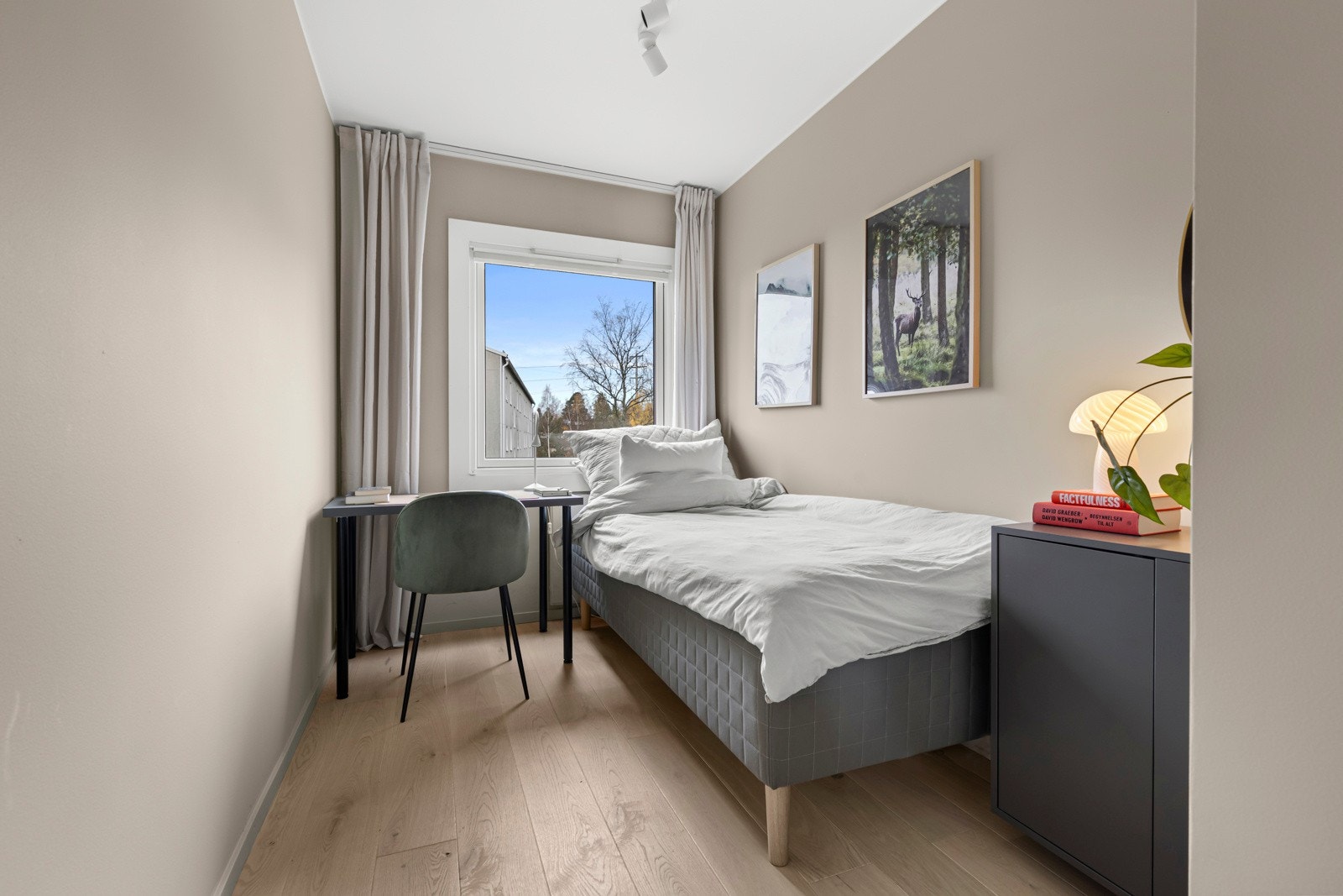 De to andre soverommene ligger vegg-i-vegg på andre siden av gangen. Rommene egner seg utmerket som både barnerom, gjesterom eller kontor - alt etter behov Galleribilde