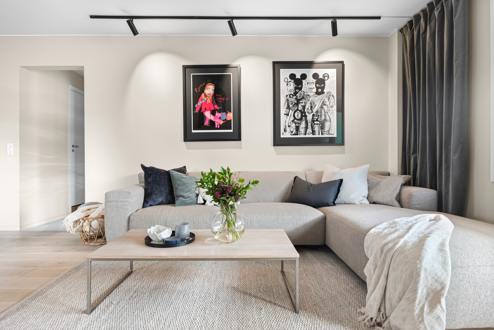 Under rehabiliteringen ble det elektriske anlegget bygget opp på nytt med Plejd trådløs kontroll til lys, det ble lagt enstavs parkett på gulv og overflater ble malt i behagelige farger Galleribilde