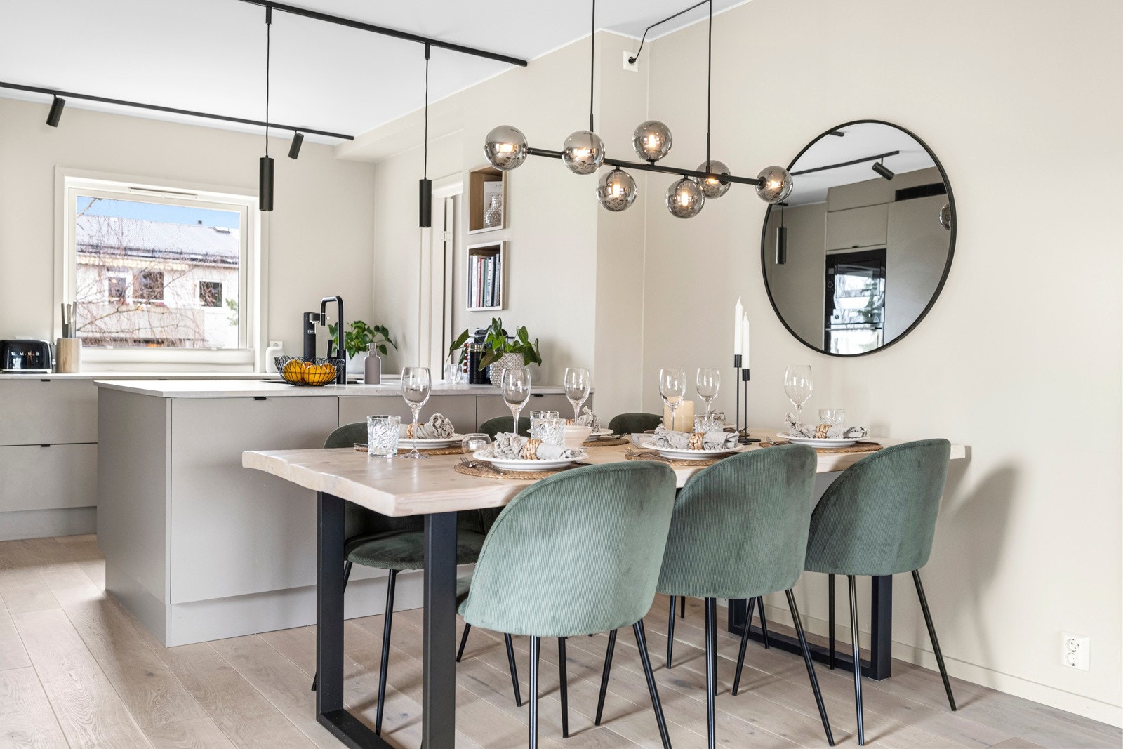 Naturlig plass til stort spisebord i nær tilknytning til kjøkkenet Galleribilde