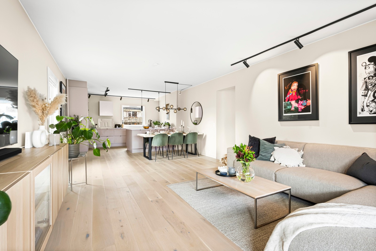 Stue og kjøkken er av åpen løsning og oppleves som et lyst og sosialt oppholdsrom Galleribilde