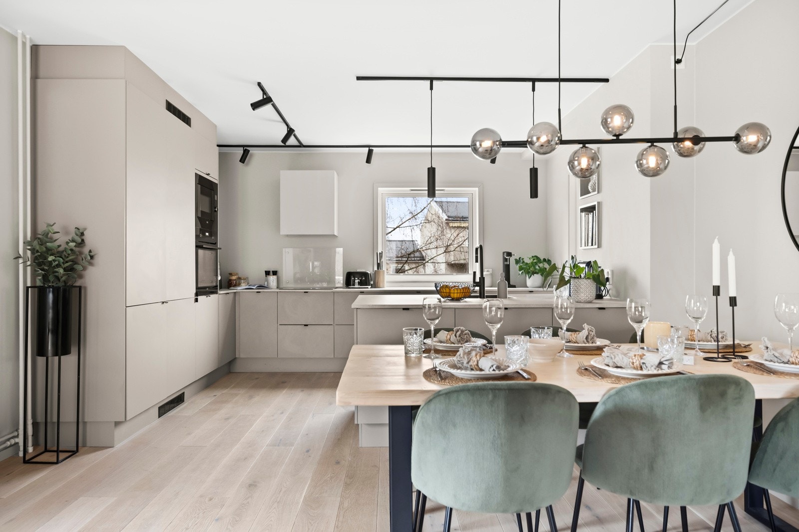 Boligen ble totaloppusset og ombygget i 2021 og oppleves som meget tiltalende med lekre farge- og materialvalg Galleribilde