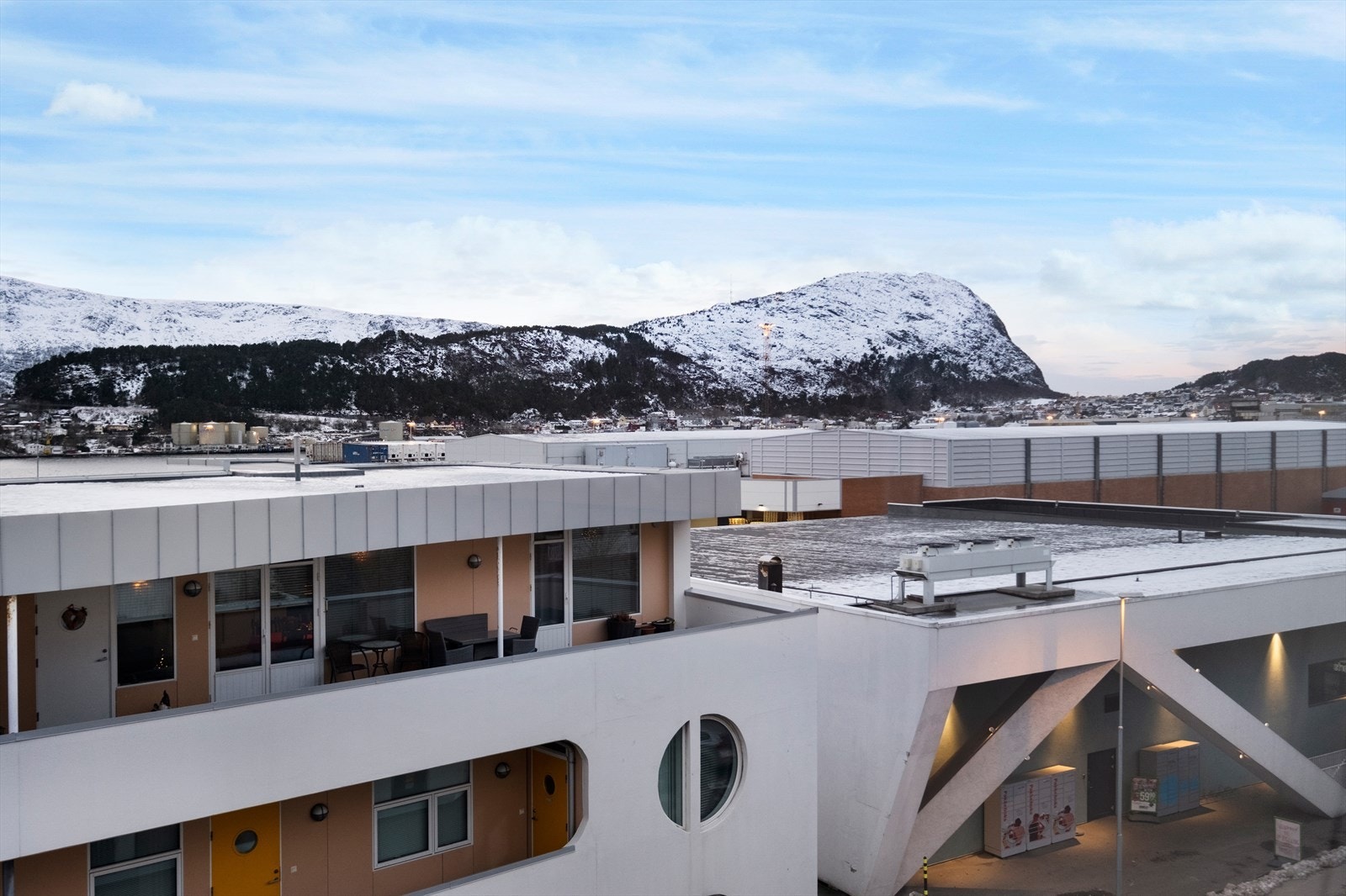 Fra leiligheten har man utsikt mot Sukkertoppen og Aspevågen Galleribilde