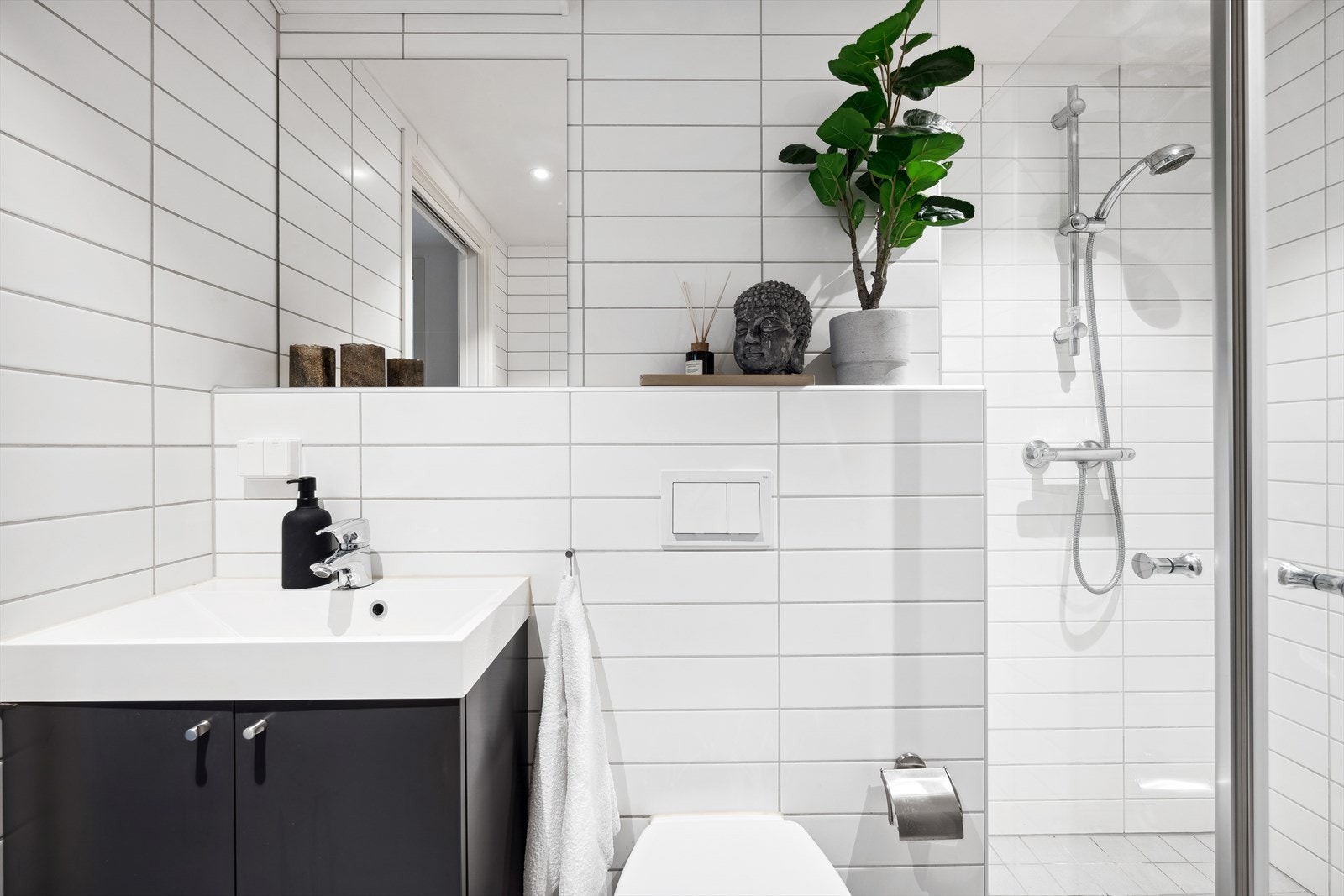 Hjørnedusj med innfellbare glassdører. Galleribilde