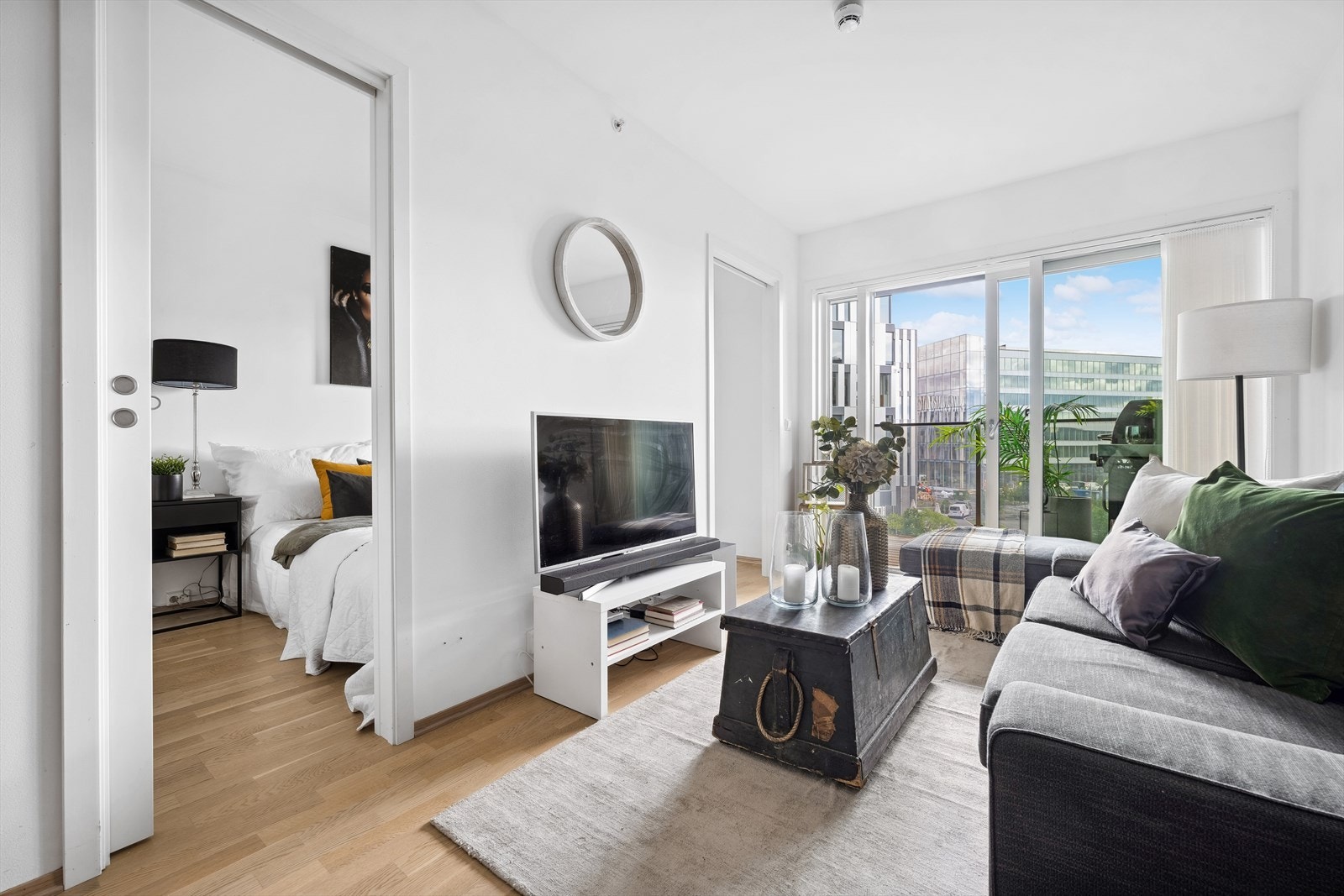 Lys og pen stue med to adkomster til soverom. Galleribilde