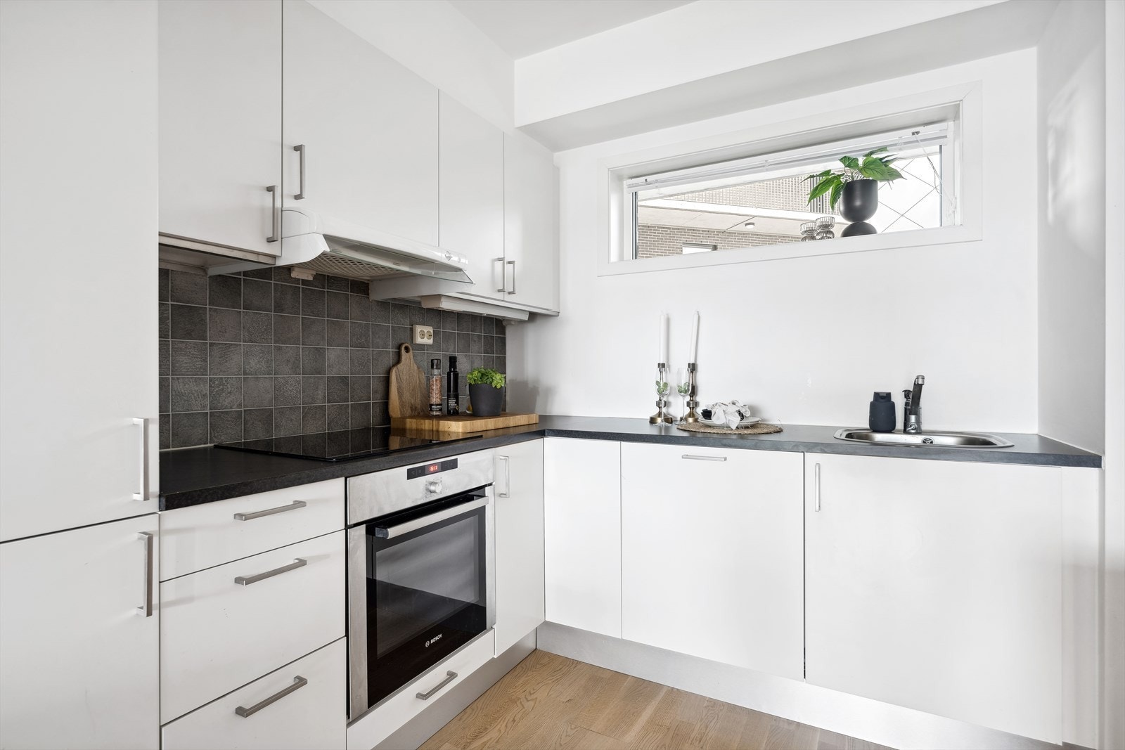 Laminat benkeplate med nedfelt stålkum. Galleribilde