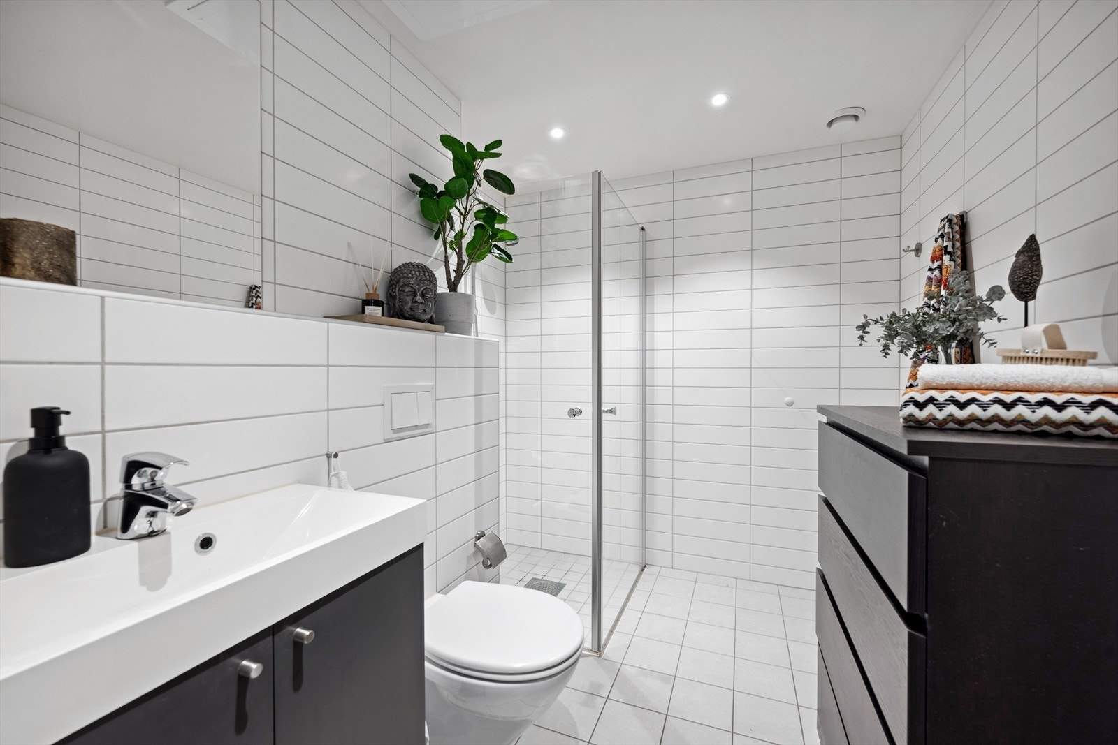 Flislagt baderom med downlights. Galleribilde