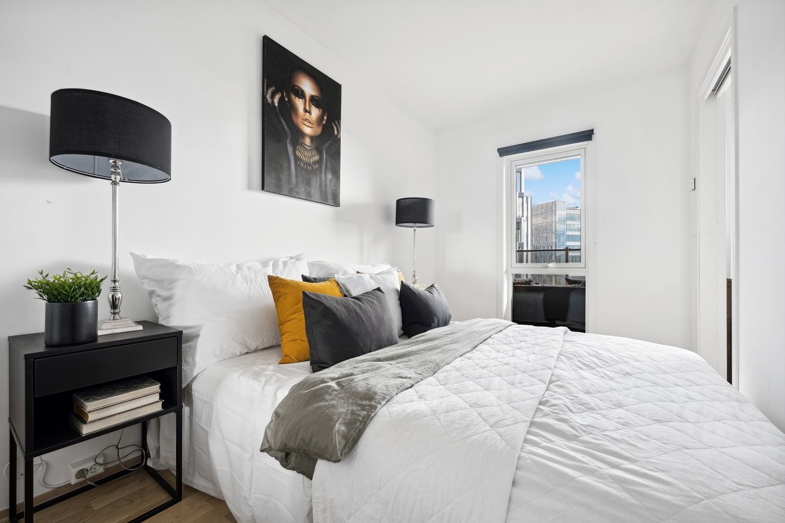 Trivelig soverom med bra av naturlig lysinnslipp. Galleribilde