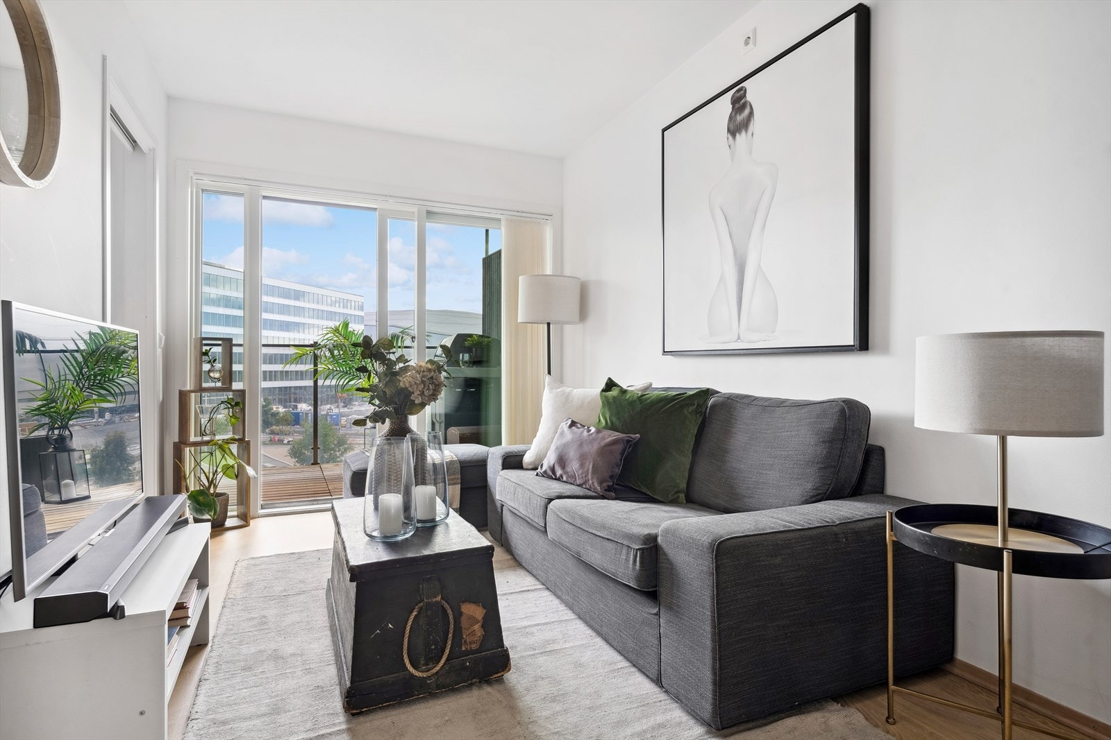 Store vindusflater i stue gir godt med lys og god utsikt. Galleribilde