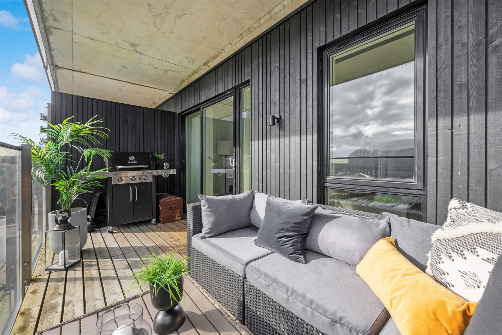 God plass til møblement og grill. Galleribilde