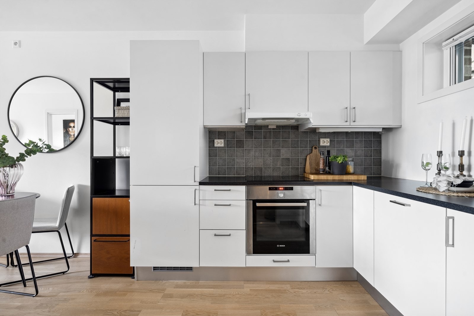 Stilrent hjørnekjøkken med lyse fronter. Galleribilde